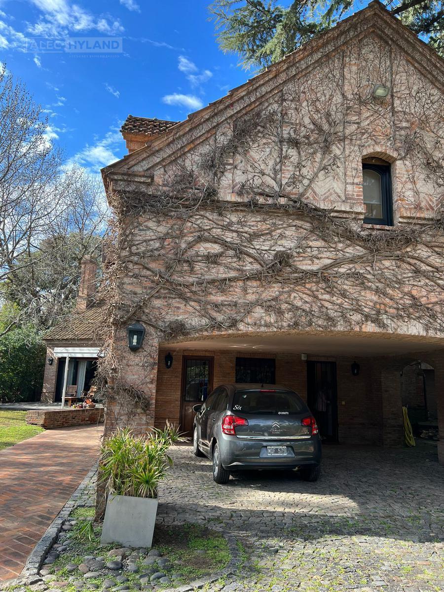 Chalet Clásico de Ladrillo y Tejas en Venta en Las Lomas - Jockey 2