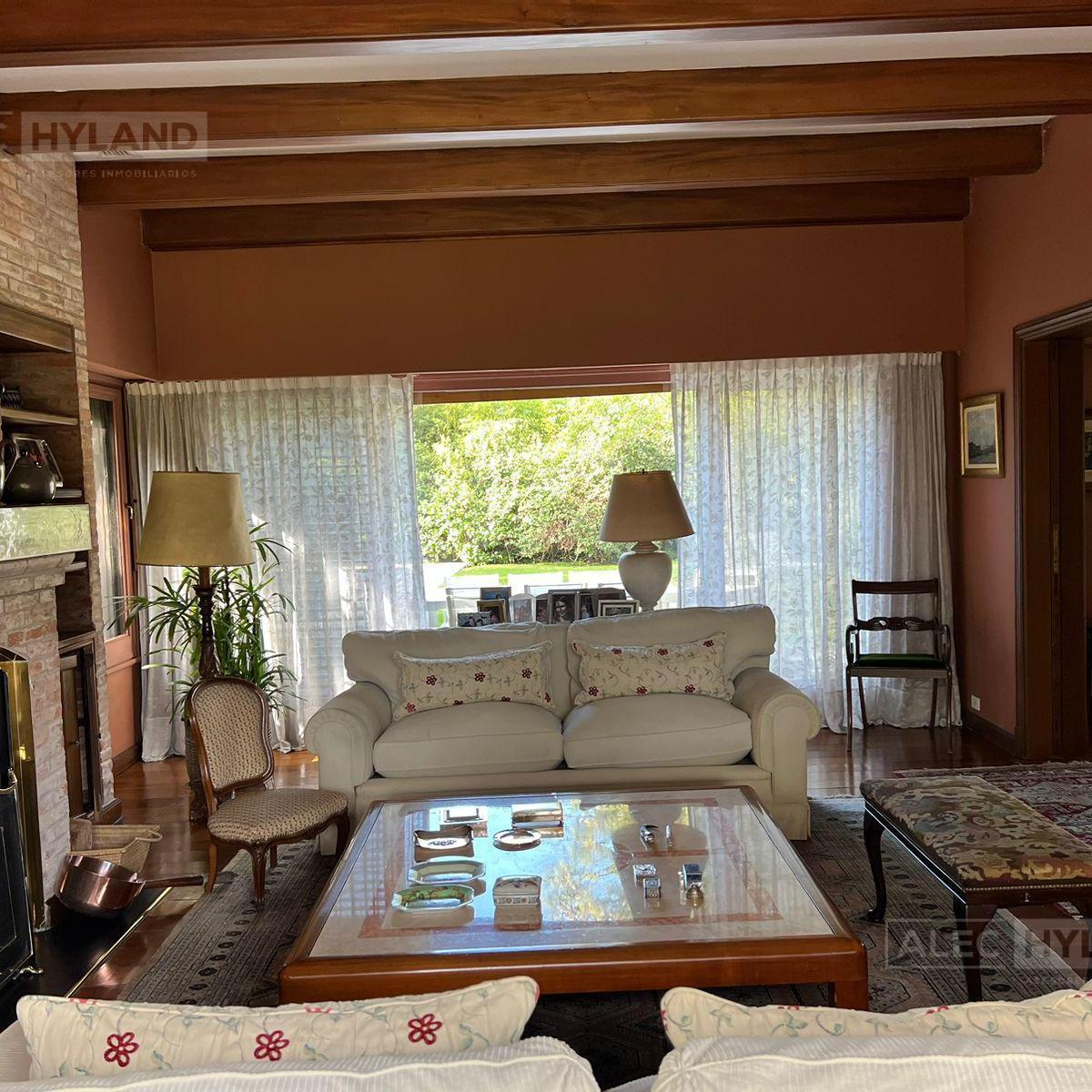 Chalet Clásico de Ladrillo y Tejas en Venta en Las Lomas - Jockey 4