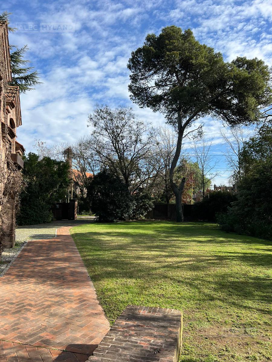 Chalet Clásico de Ladrillo y Tejas en Venta en Las Lomas - Jockey 5