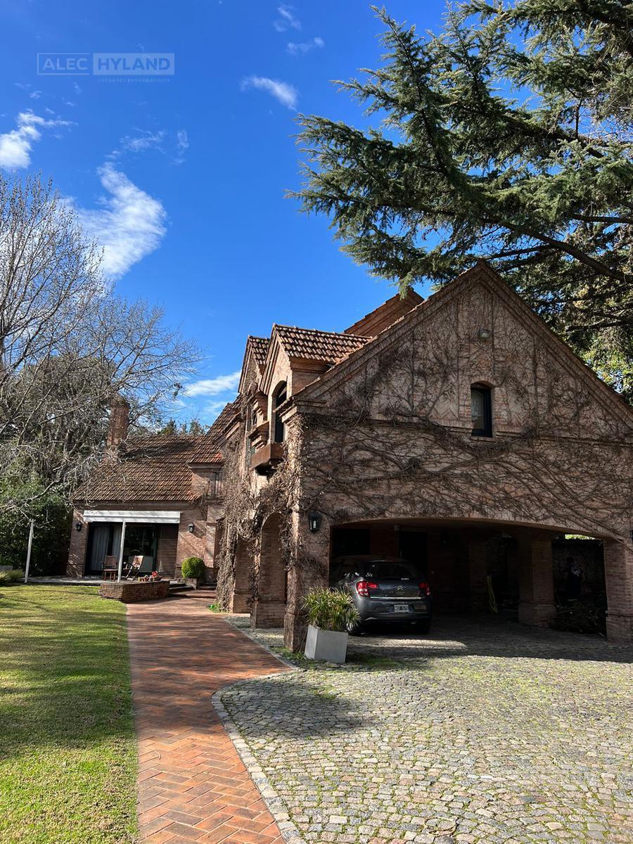 Chalet Clásico de Ladrillo y Tejas en Venta en Las Lomas - Jockey 1