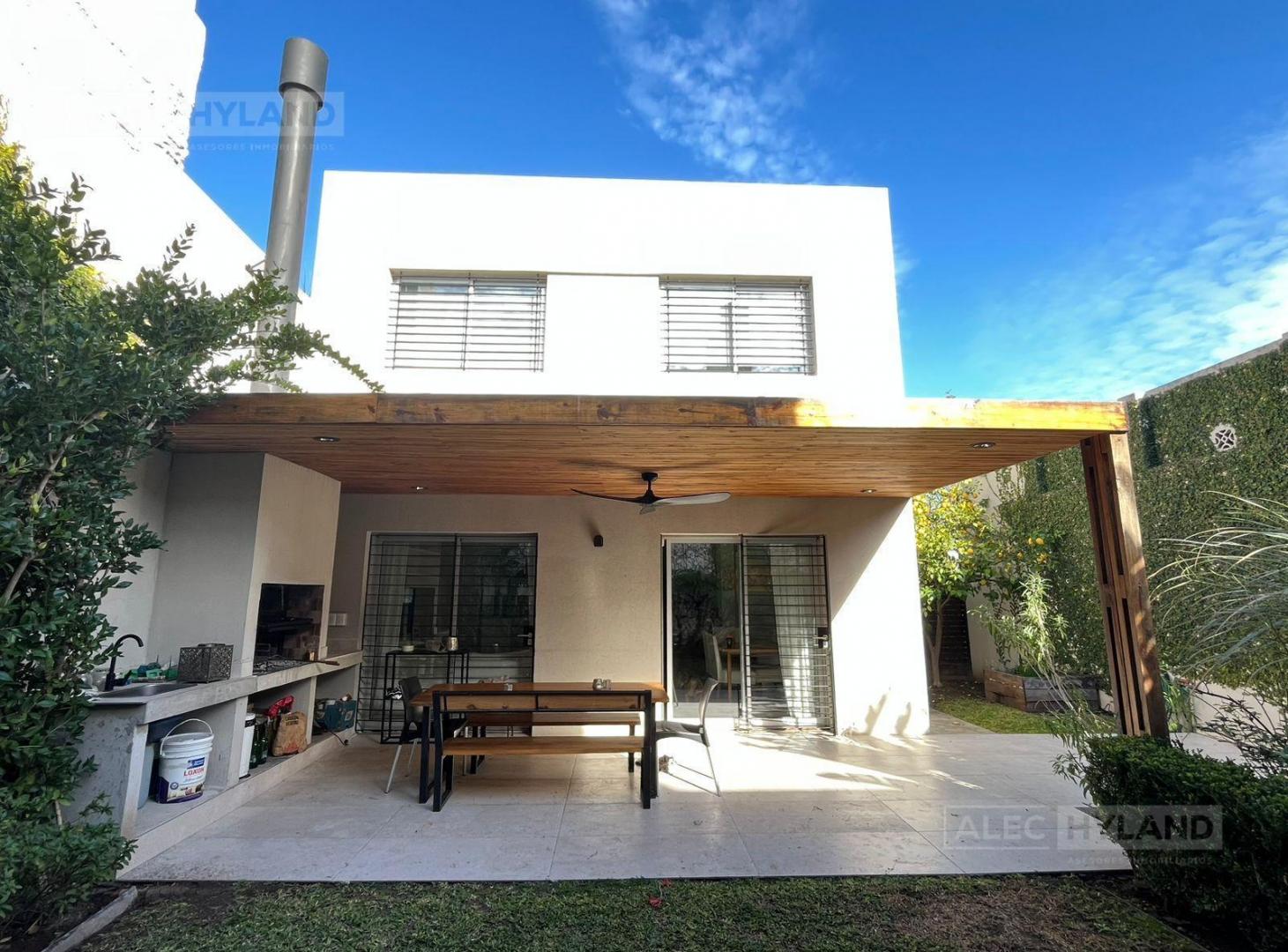 Casa en venta de 2 plantas, refaccionada en San Isidro, cerca colegio San Marcos