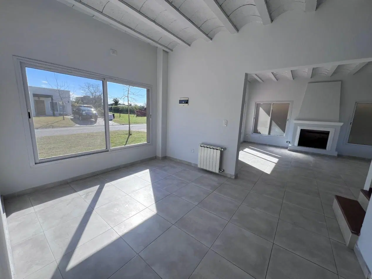 NUEVO INGRESO: ESPECTACULAR CASA EN BARRIO SAN RAMIRO, PILAR DEL ESTE 3