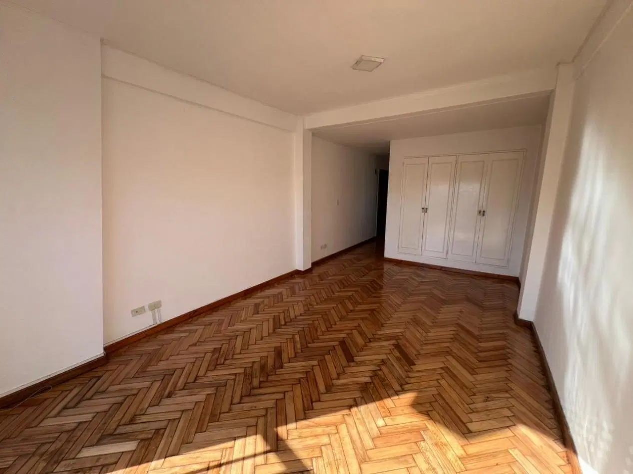 MONOAMBIENTE CON VISTA ABIERTA SOBRE AV. LIBERTADOR - CERCA DEL RIO 5