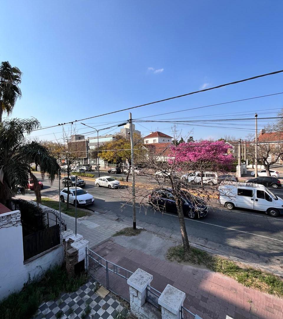 VENTA Terreno con casa a reciclar en esquina estratégica Cerro de las Rosas
