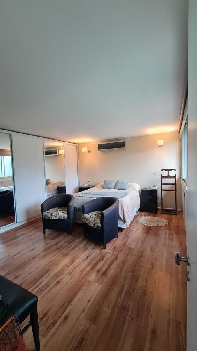 Casa de Categoría en Venta. Cuatro Dorm. y Piscina en El Centro de Ricardone. 4