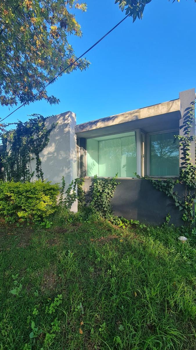 Casa de Categoría en Venta. Cuatro Dorm. y Piscina en El Centro de Ricardone. 3