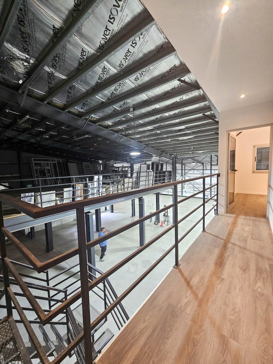 Venta/alquiler - Galpon Ideal Logistica o Deposito - Av Belgrano - Perez 2