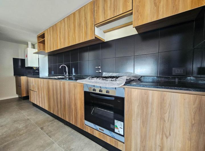 VENTA. Departamento en complejo de categoría. Tres dormitorios. Dos cocheras. Piscina y SUM Rosario 5
