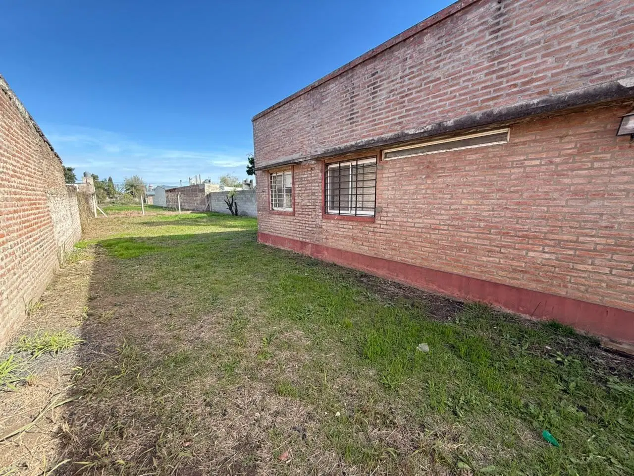 Venta Casa en Santo Tome de 2 dormitorios, con amplio patio verde. 4