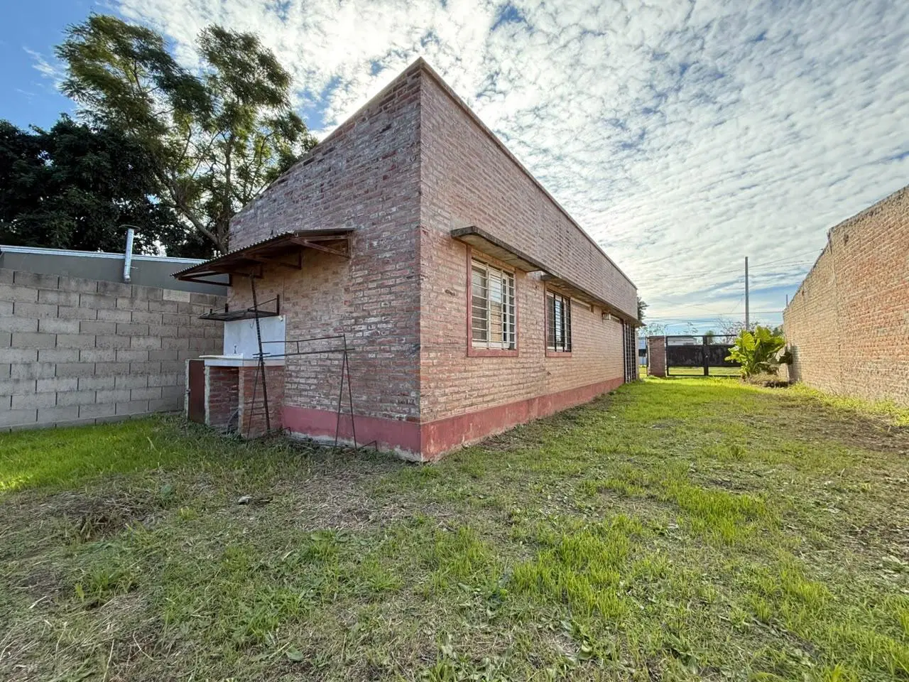 Venta Casa en Santo Tome de 2 dormitorios, con amplio patio verde. 2