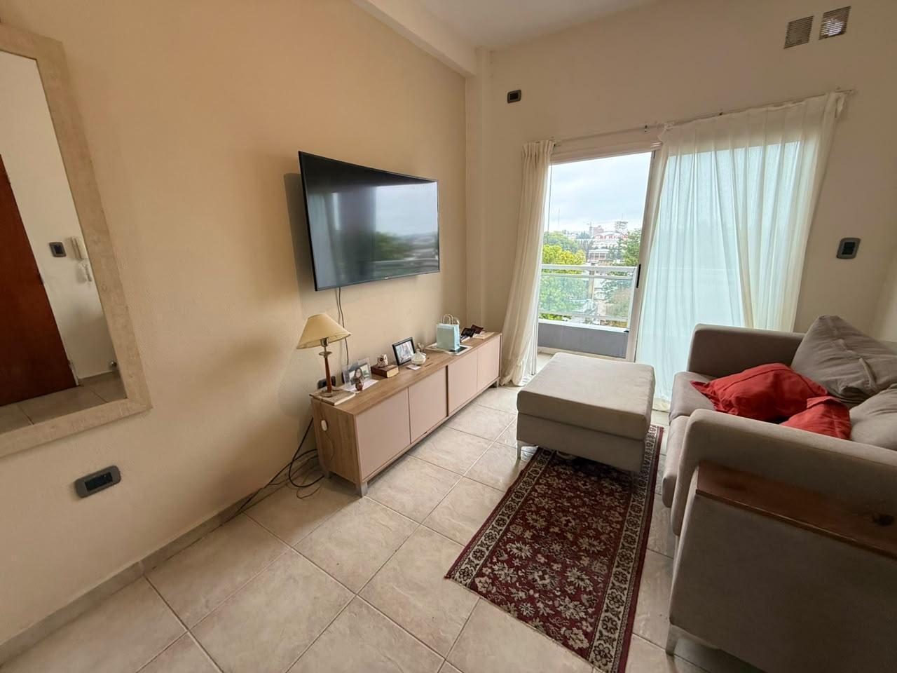 Foto de Venta Departamento de 1 dormitorio con cochera a una cuadra de Bv, imagen 1