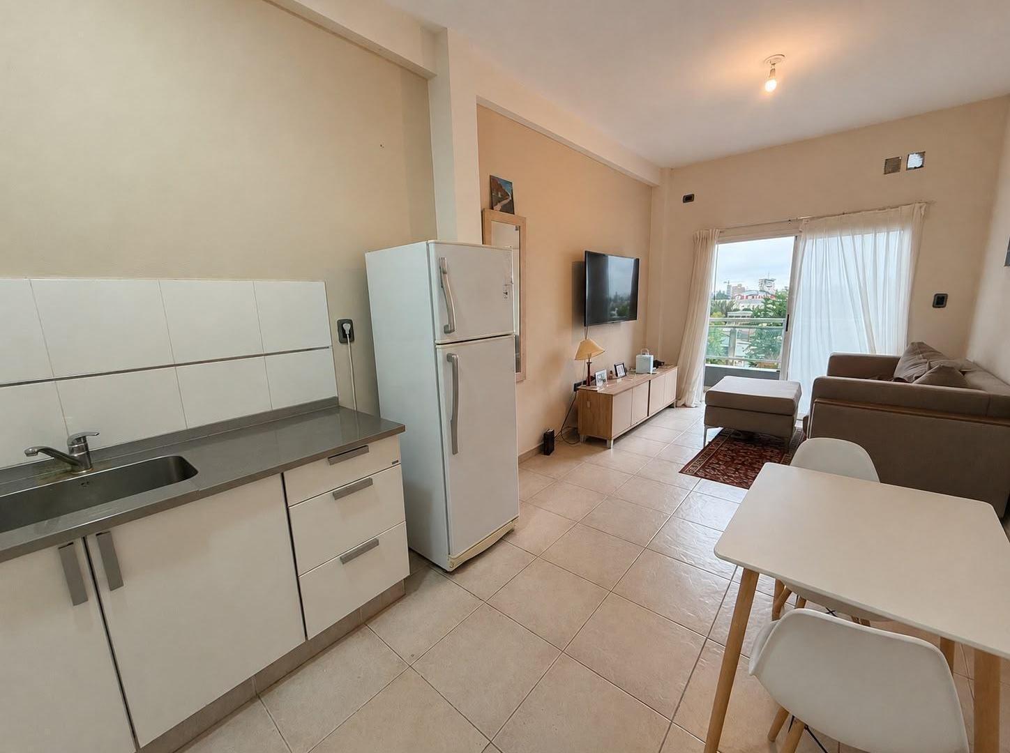 Foto de Venta Departamento de 1 dormitorio con cochera a una cuadra de Bv, imagen 3