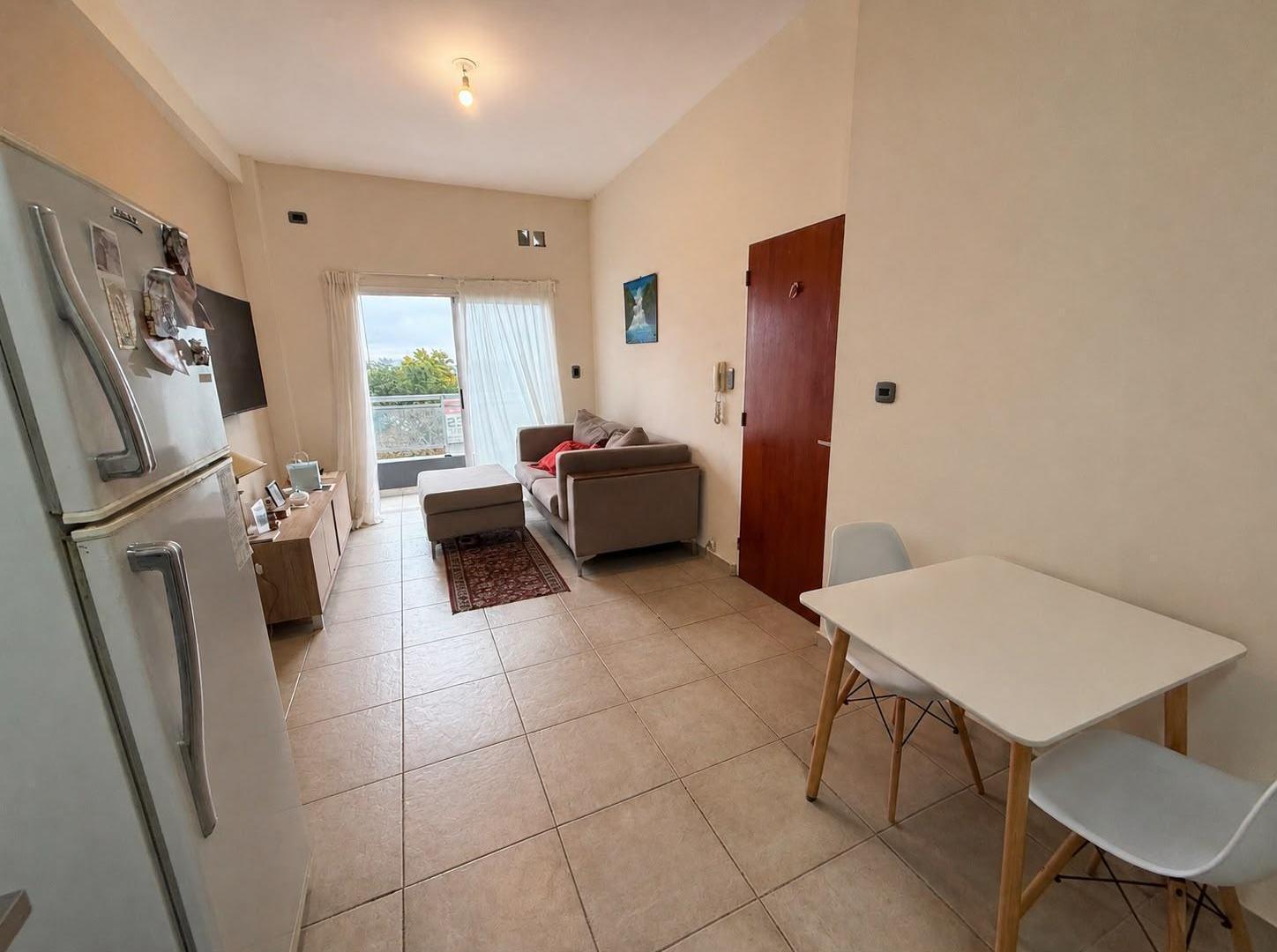 Foto de Venta Departamento de 1 dormitorio con cochera a una cuadra de Bv, imagen 2