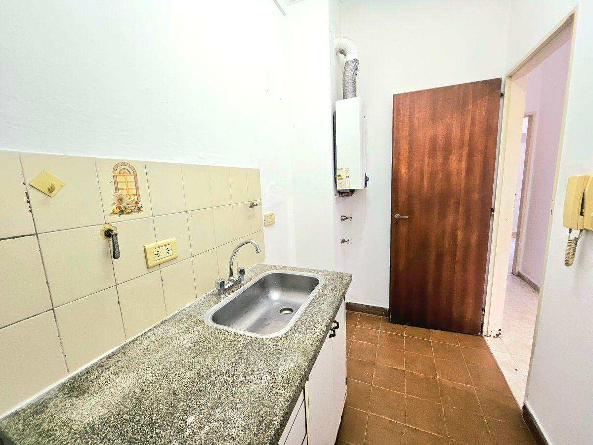 Foto de 2 entre 60 y 61. Departamento 1 dormitorio con Patio. Muy Bueno!, imagen 3
