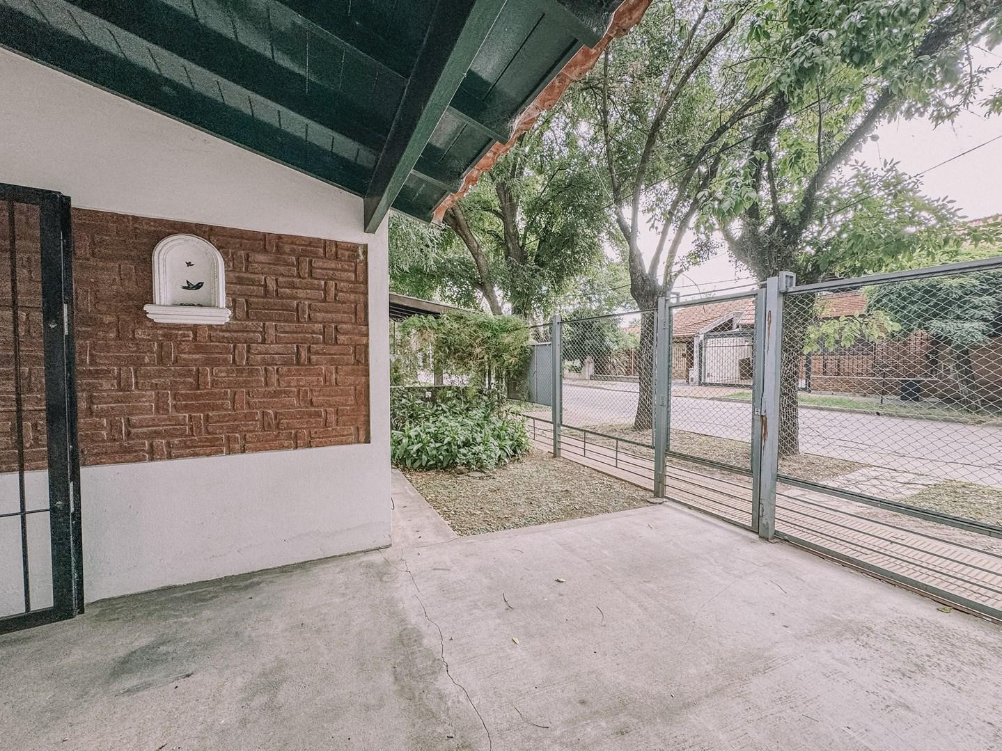 Casa Chalet  en Venta en Adrogué, Almirante Brown, G.B.A. Zona Sur
