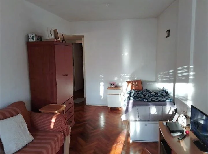Departamento frente, 2 amb. con balcon 1