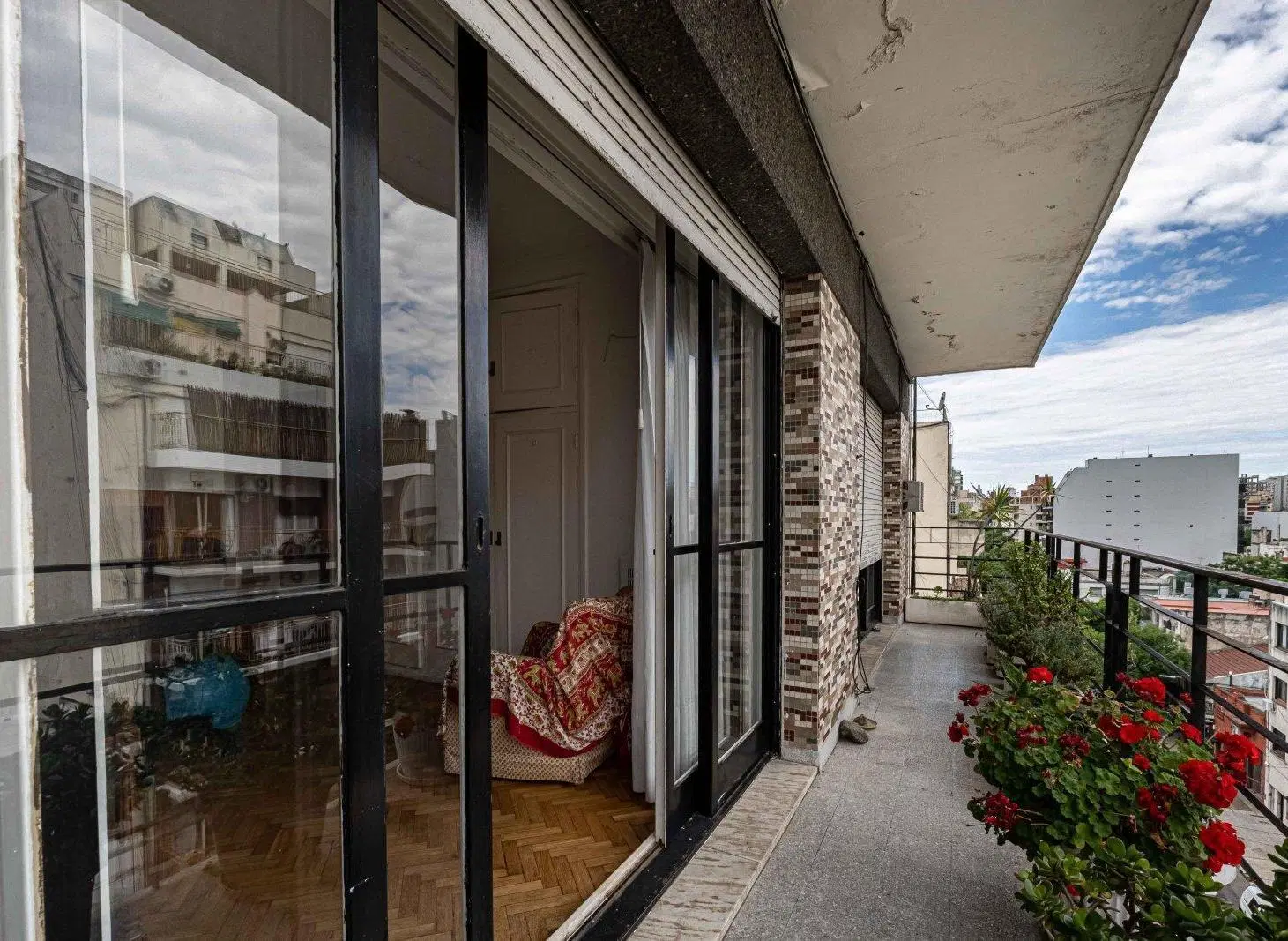 VENTA. DEPARTAMENTO 4 AMBIENTES CON DEPENDENCIA. AGUIRRE Y MALABIA. 2