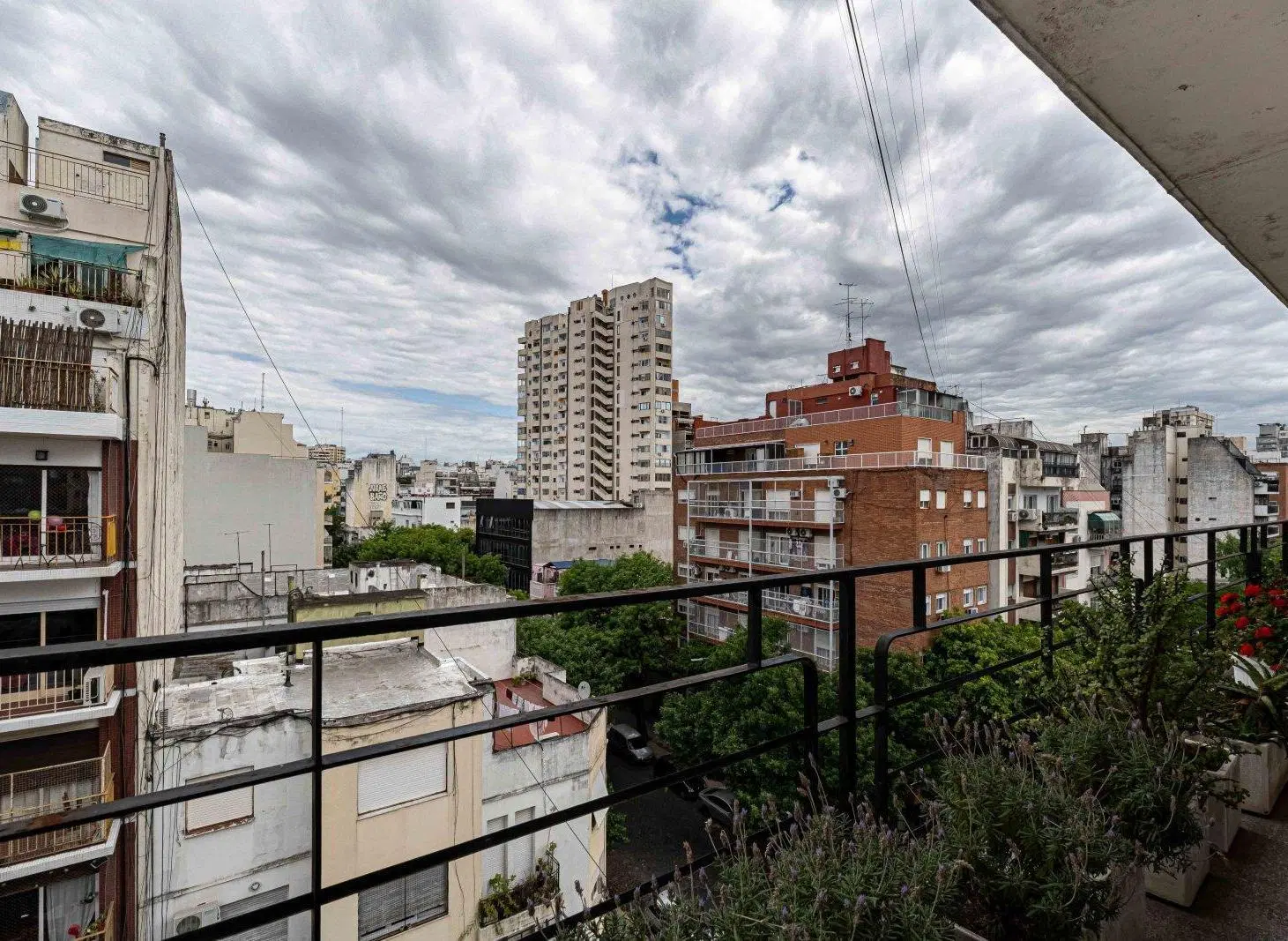 VENTA. DEPARTAMENTO 4 AMBIENTES CON DEPENDENCIA. AGUIRRE Y MALABIA. 5
