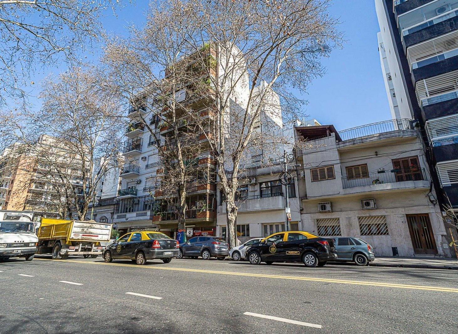 PH EN VENTA CON PATIO BOYACA Y AVELLANEDA. APTO PROFESIONAL