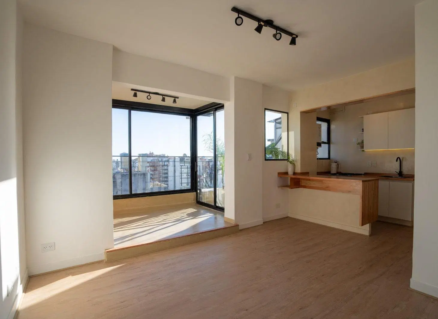 Venta. Departamento 2 ambiente refaccionado a Nuevo con balcon terraza 3