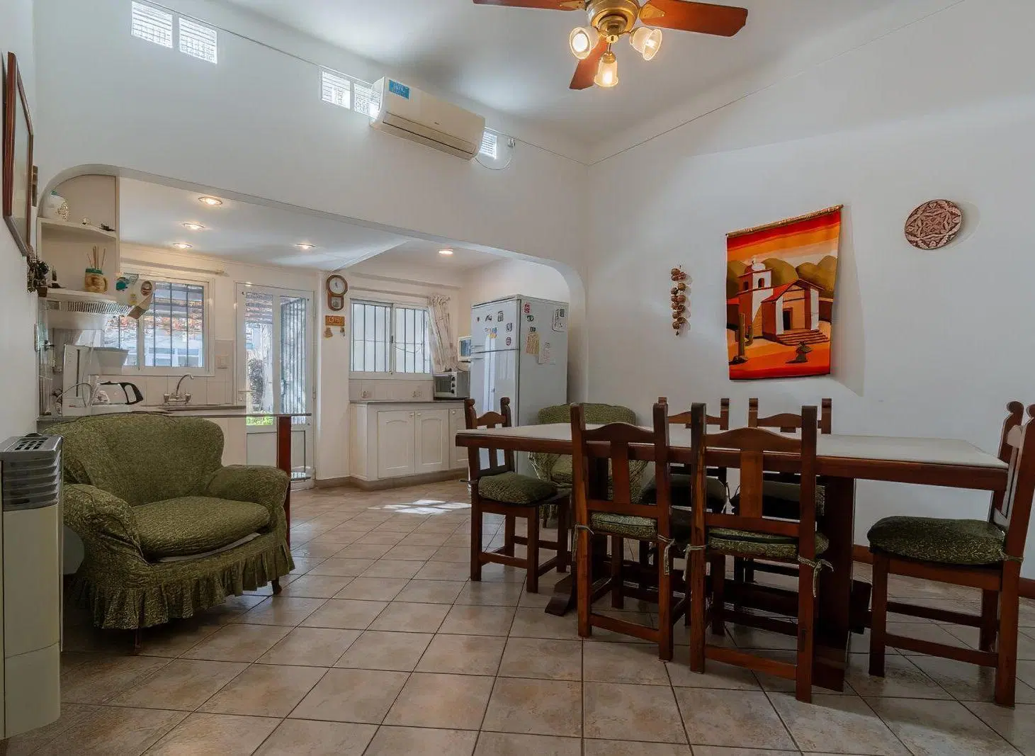 Venta Casa de 4 Ambientes, jardín, quincho y cochera en Lomas Este. 3