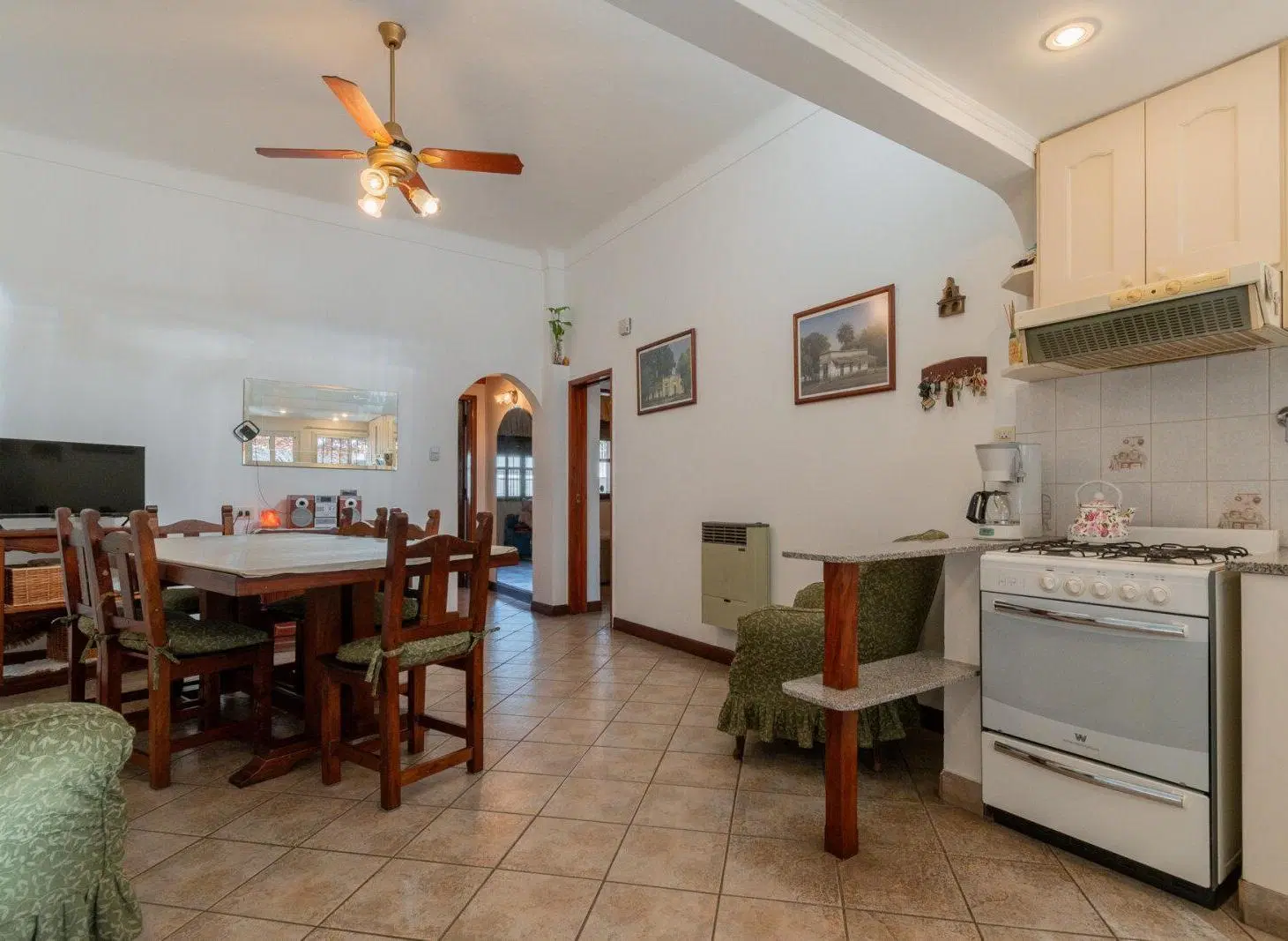 Venta Casa de 4 Ambientes, jardín, quincho y cochera en Lomas Este. 2