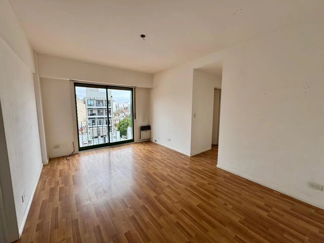 Alquiler. 2 Ambientes en Torre con Doble Balcón y Lavadero 4