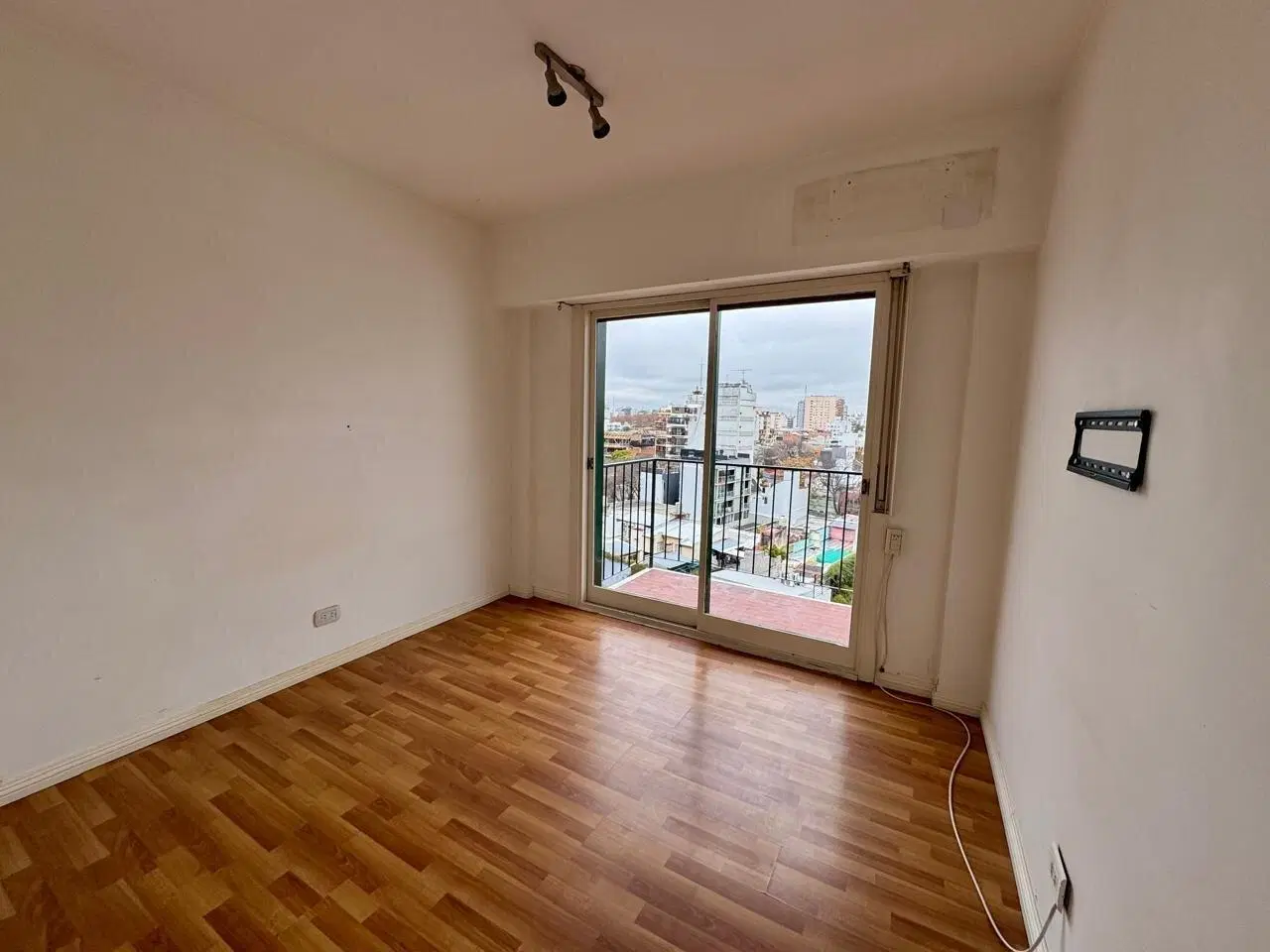 Alquiler. 2 Ambientes en Torre con Doble Balcón y Lavadero 1