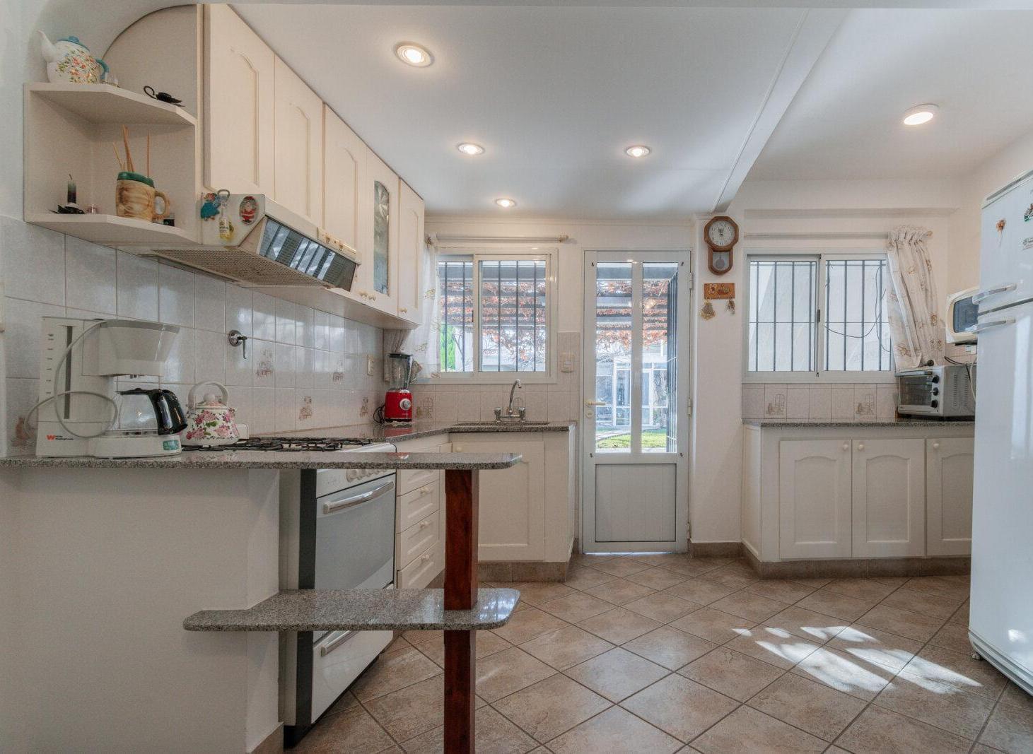 Foto de Venta Casa de 4 Ambientes, jardín, quincho y cochera en Lomas Este., imagen 3