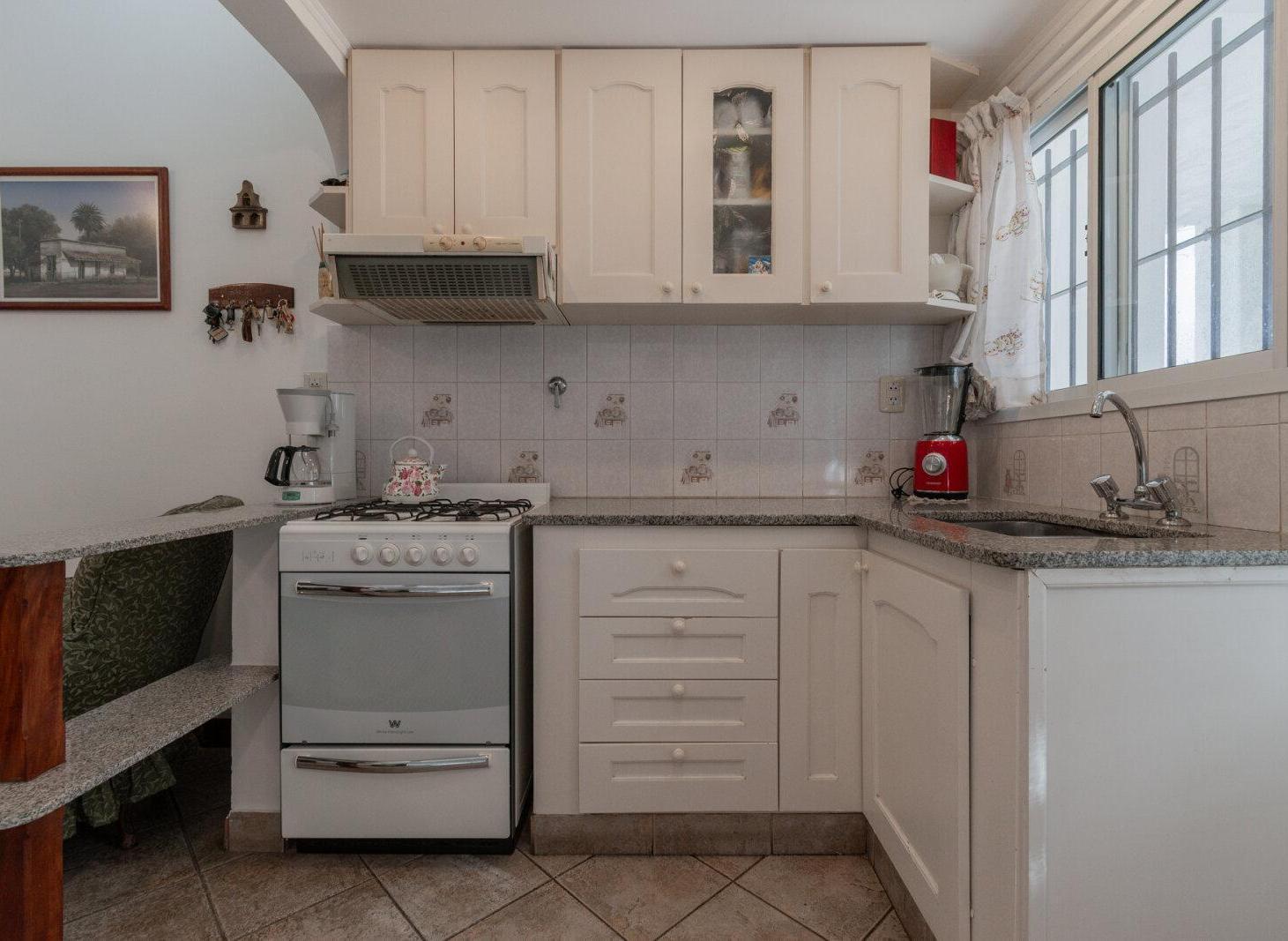 Foto de Venta Casa de 4 Ambientes, jardín, quincho y cochera en Lomas Este., imagen 5