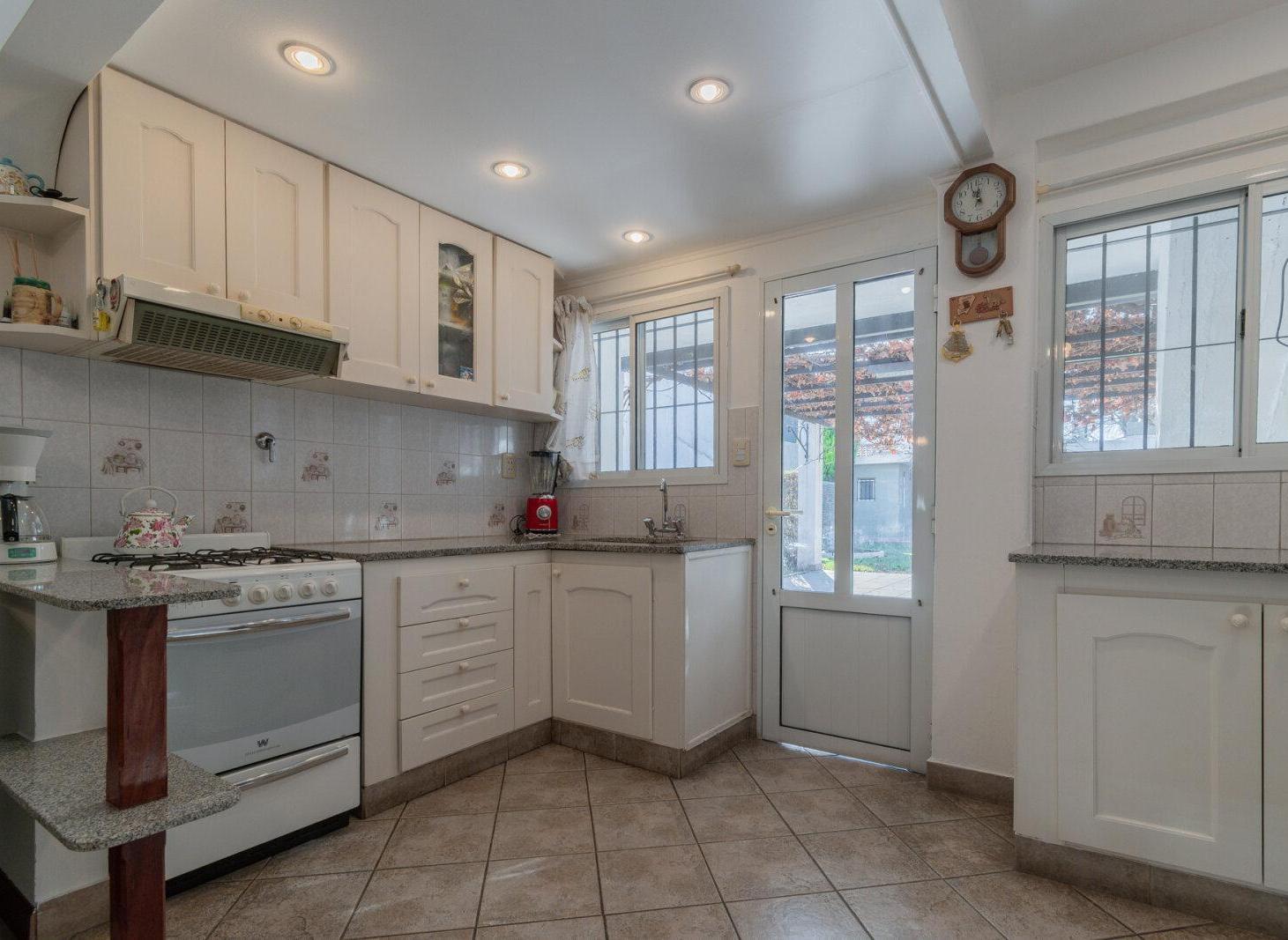 Foto de Venta Casa de 4 Ambientes, jardín, quincho y cochera en Lomas Este., imagen 2