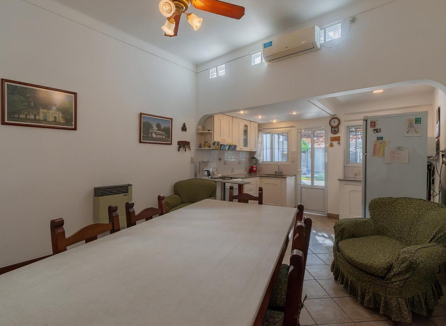 Foto de Venta Casa de 4 Ambientes, jardín, quincho y cochera en Lomas Este., imagen 1
