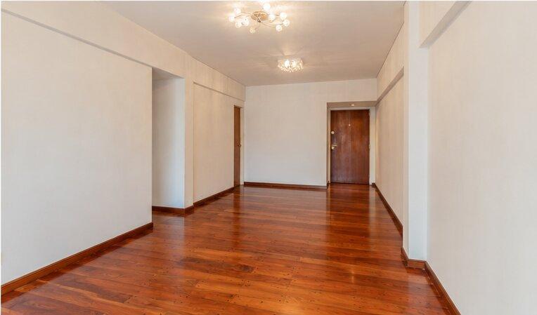 Foto de VENTA. SEMIPISO 4 AMBIENTES AL FRENTE CON COCHERA. CABALLITO, imagen 1