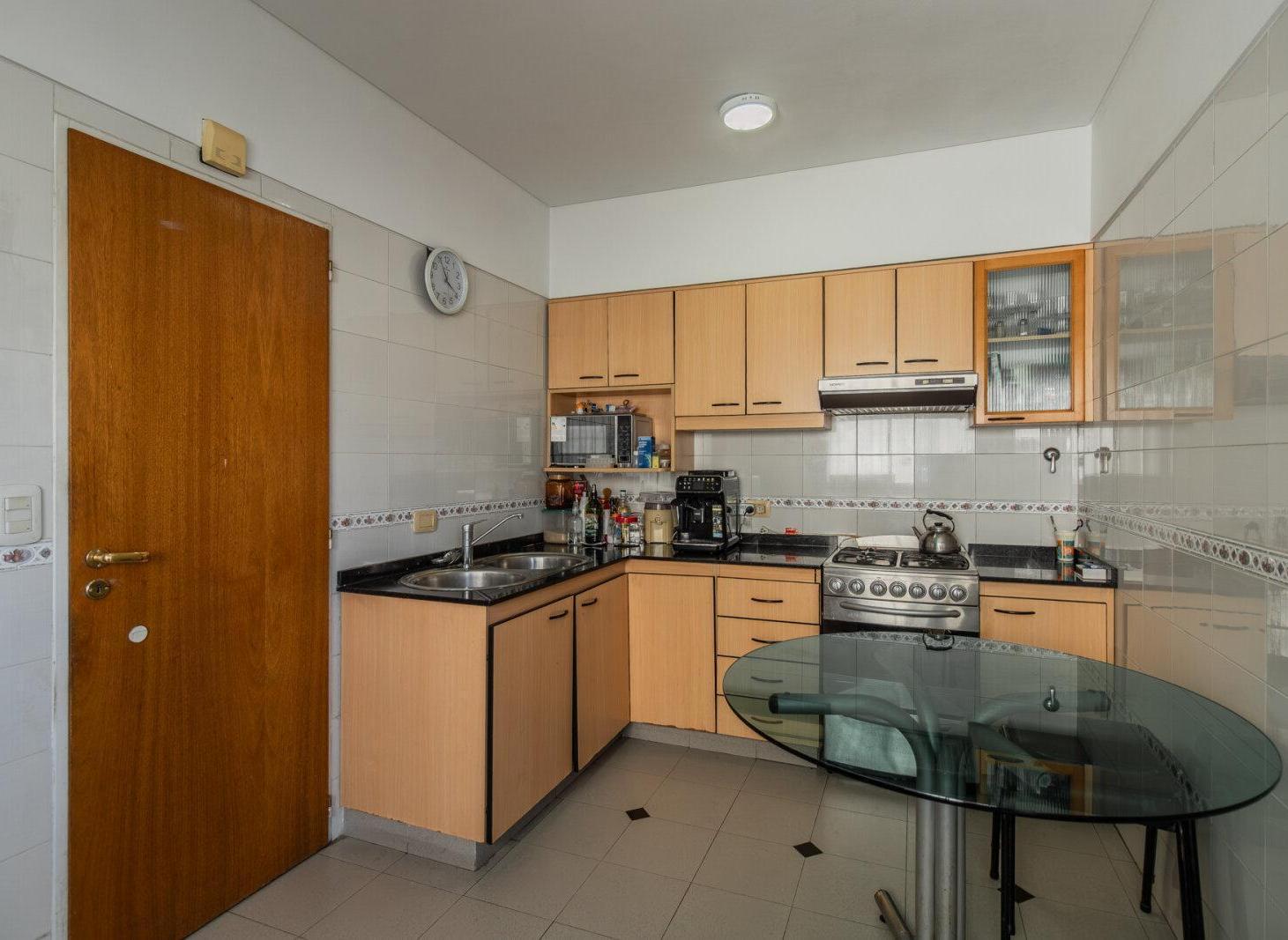 Foto de VENTA. SEMIPISO 4 AMBIENTES AL FRENTE CON COCHERA. CABALLITO, imagen 5
