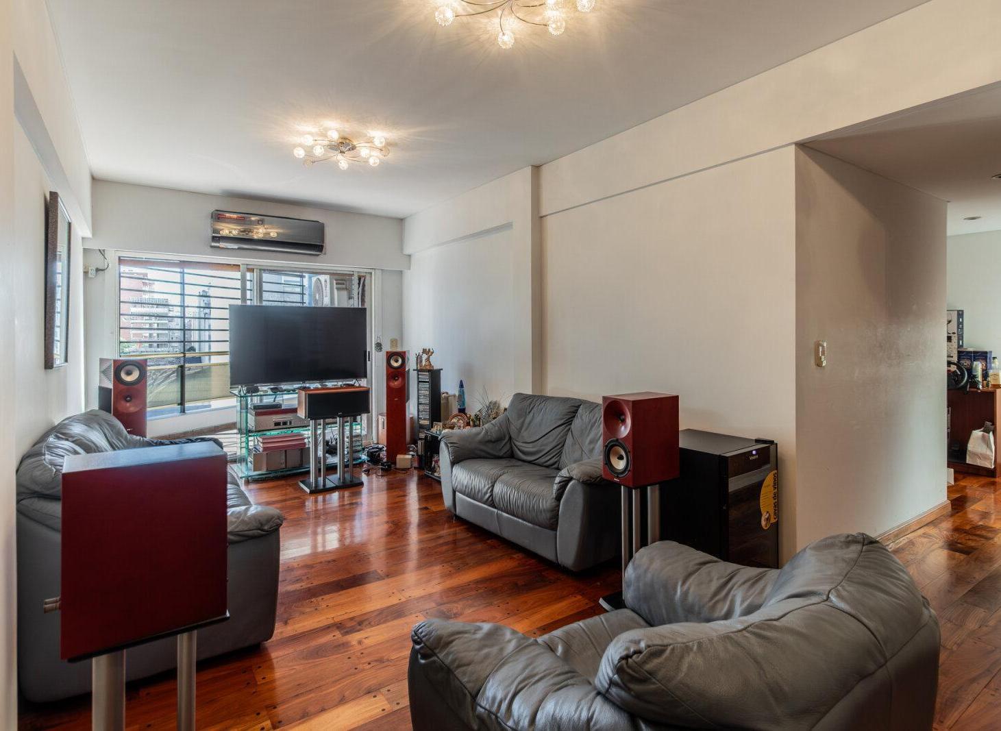 Foto de VENTA. SEMIPISO 4 AMBIENTES AL FRENTE CON COCHERA. CABALLITO, imagen 2