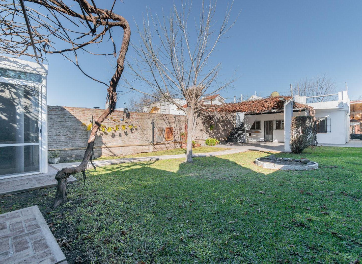 Foto de Venta Casa de 4 Ambientes, jardín, quincho y cochera en Lomas Este., imagen 2