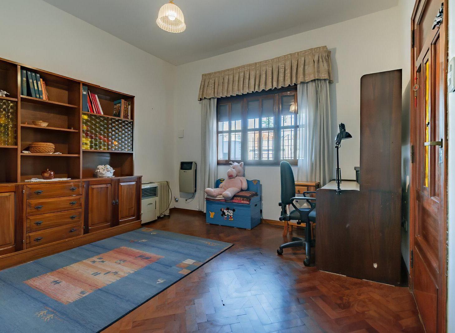 Foto de Venta Casa de 4 Ambientes, jardín, quincho y cochera en Lomas Este., imagen 4