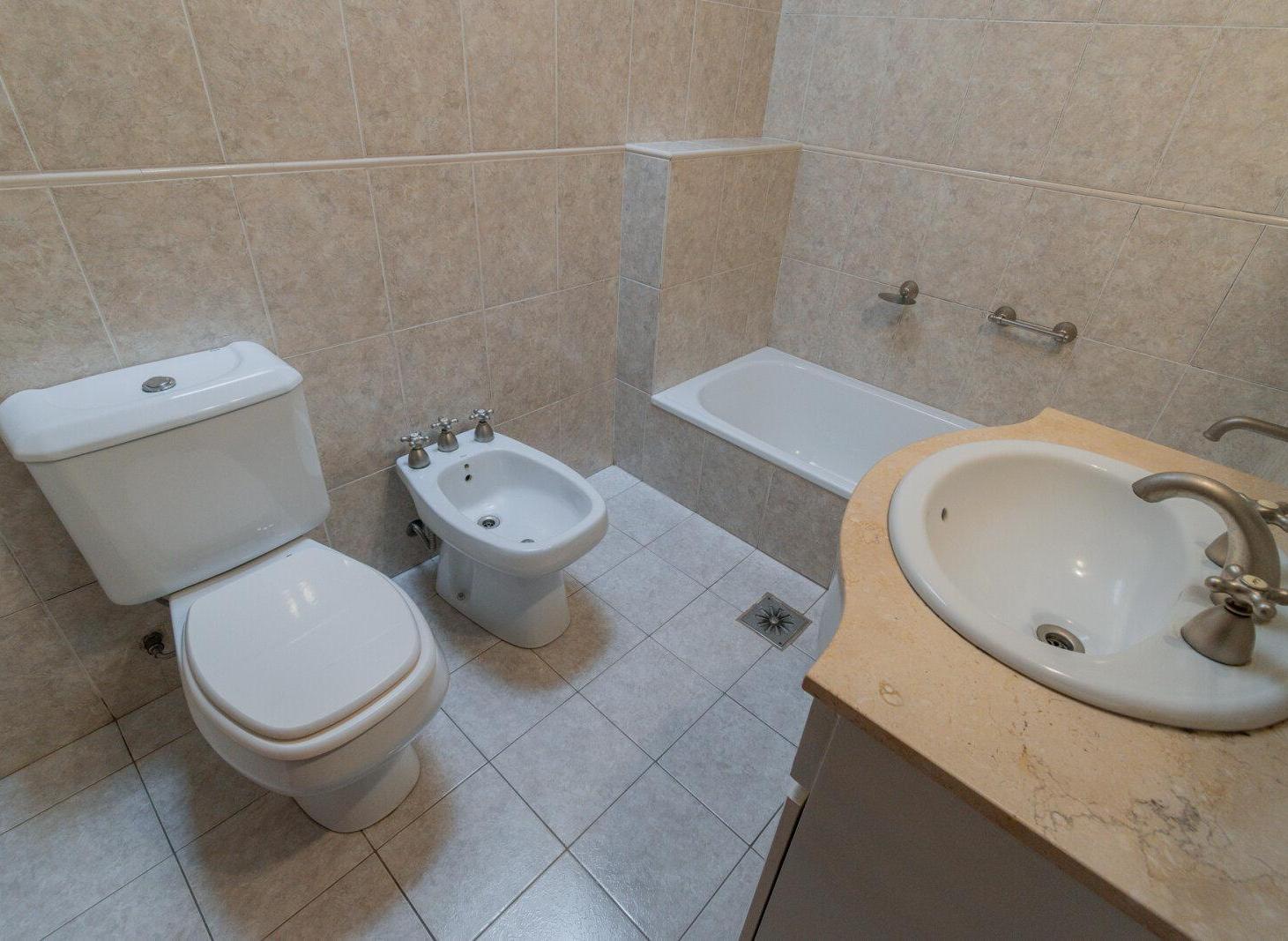 Foto de Venta Casa de 4 Ambientes, jardín, quincho y cochera en Lomas Este., imagen 5