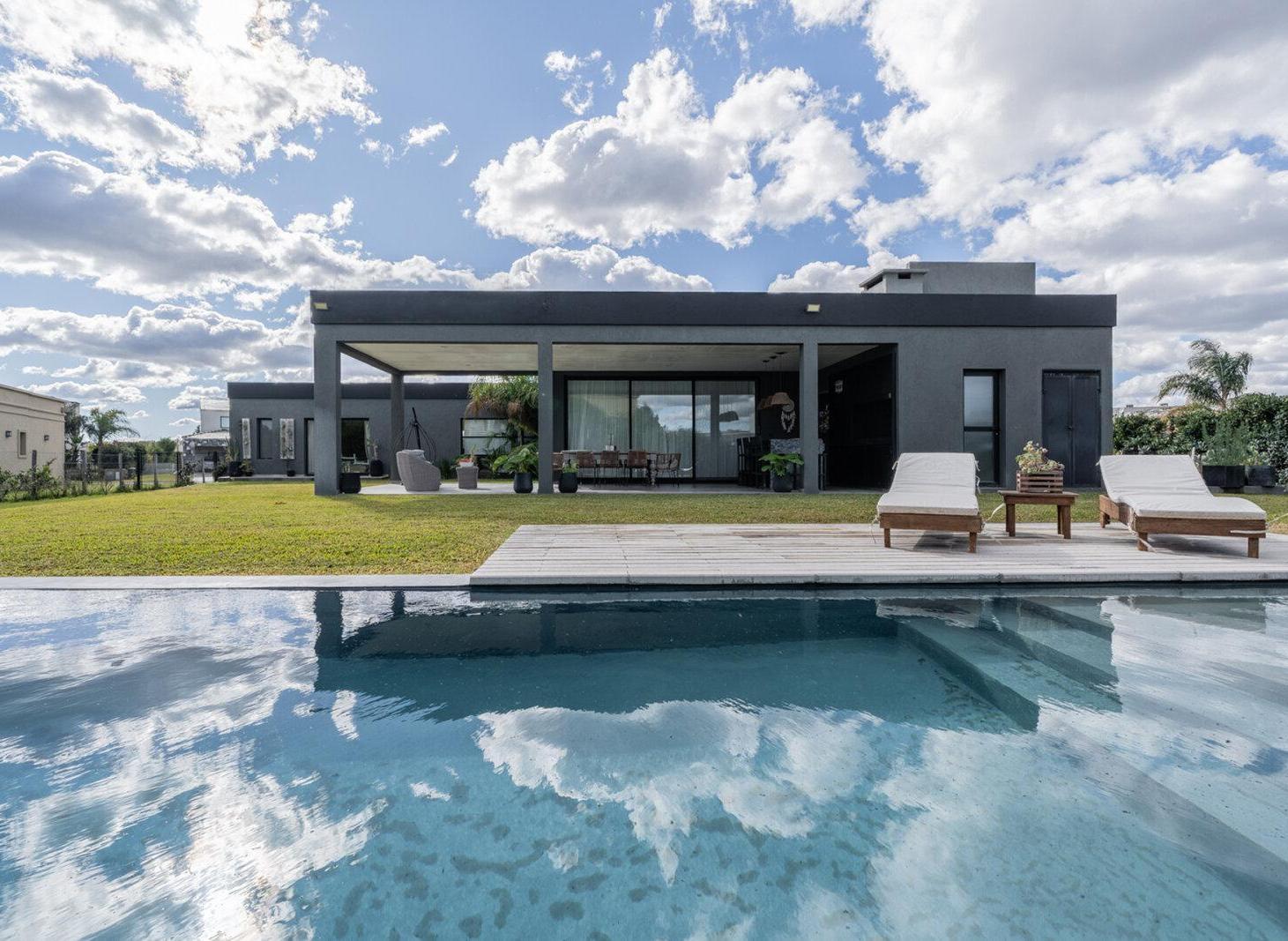 Foto de Venta casa con 4 dormitorios en una planta. Pileta climatizada. Haras, imagen 4