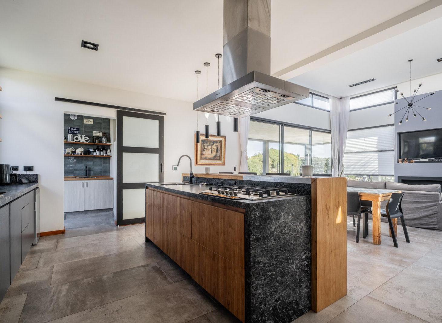 Foto de Venta casa con 4 dormitorios en una planta. Pileta climatizada. Haras, imagen 2