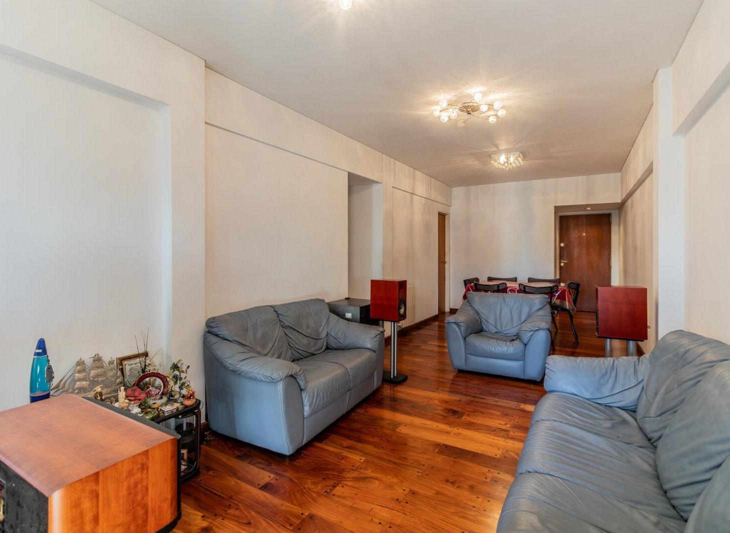 Foto de VENTA. SEMIPISO 4 AMBIENTES AL FRENTE CON COCHERA. CABALLITO, imagen 5