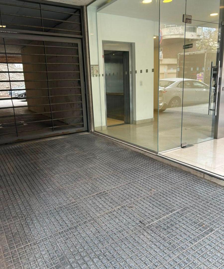 Foto de Amplio Semi piso 2 amb. al frente con doble balcón y Cochera Fija en, imagen 1