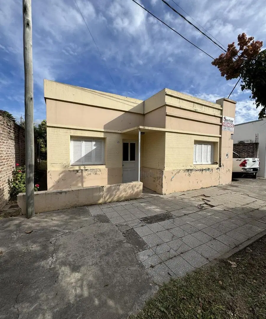 Venta casa en calle 1 al 700 de la ciudad de Avellaneda frente al paseo Ex Vias 4