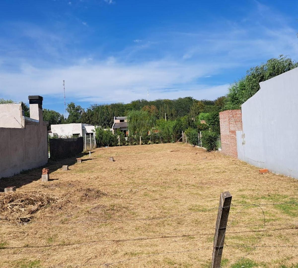 En nueva zona urbanizada, construcciones nuevas