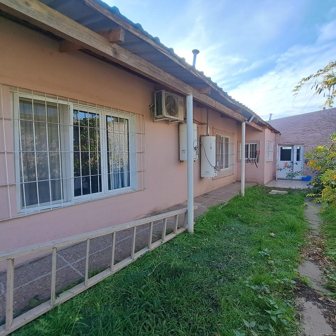 Casa con Frente de Local con Buena Excelente Ubicación 4