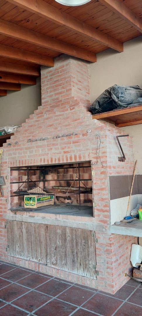 Casa con Quincho y Pileta Climatizada en un Barrio Exclusivo 3