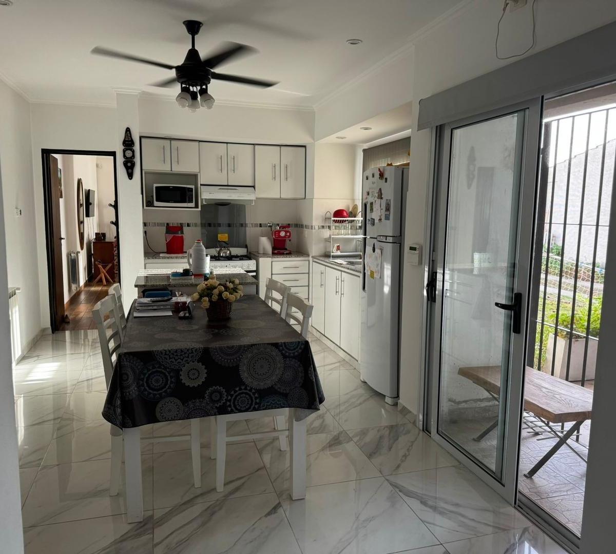 Casa con Quincho y Pileta Climatizada en un Barrio Exclusivo 2