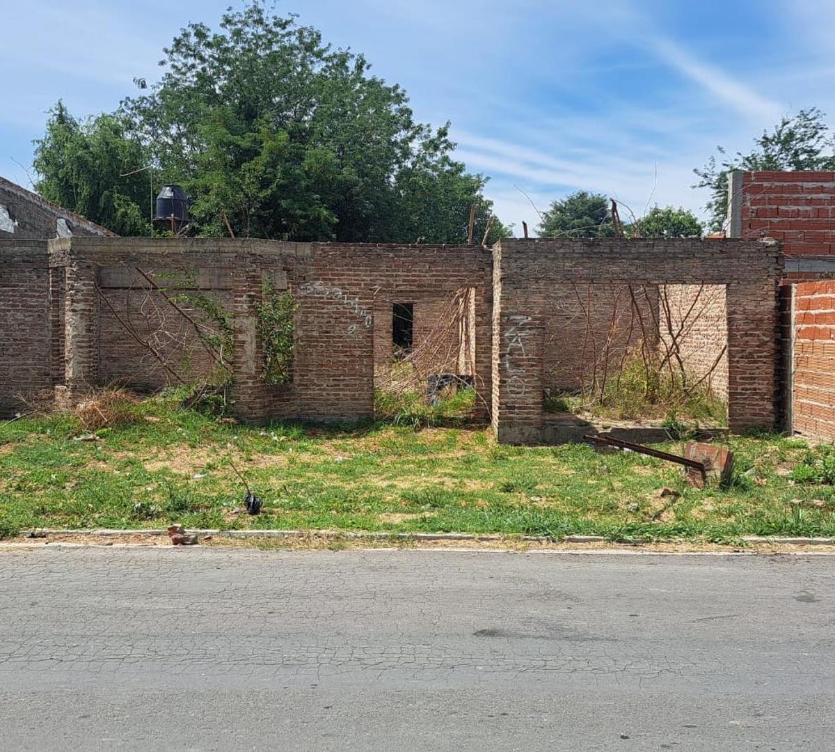 Lote con Mejoras en Venta en Cañuelas 1