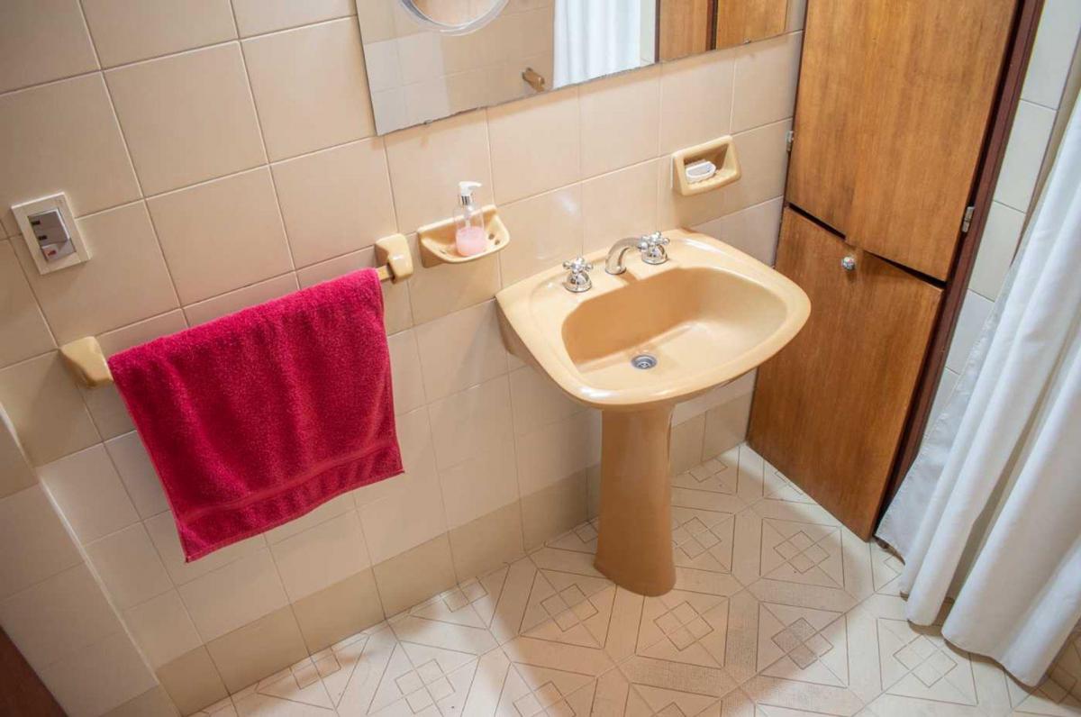 Venta Casa Hurlingham 6 Ambientes Parque y Pileta 4
