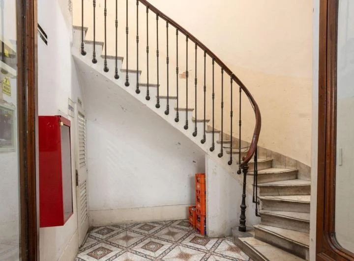 Venta dpto 6 amb. 2 piso por escalera San Nicolas. 3